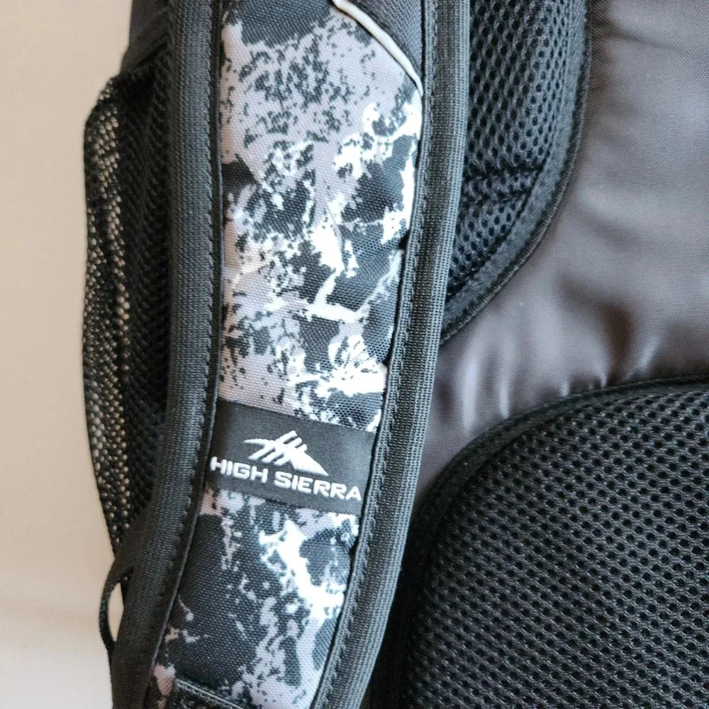High Sierra Backpack Black Suspension Strap System Hiking Laptop School Travel‎